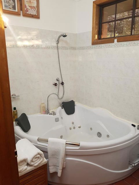 Barossa Glen - Henri's Cottage - Bed & Breakfast - Accommodation Newcastle 3