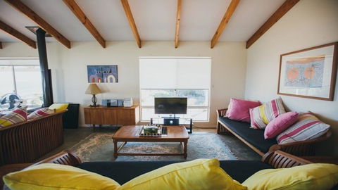 Bay Beach House - Accommodation Newcastle 2