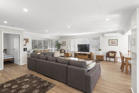 Bay Serene, 15 Mistral Close - Accommodation Newcastle 2