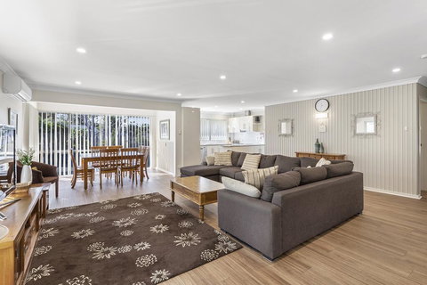 Bay Serene, 15 Mistral Close - Accommodation Newcastle 1