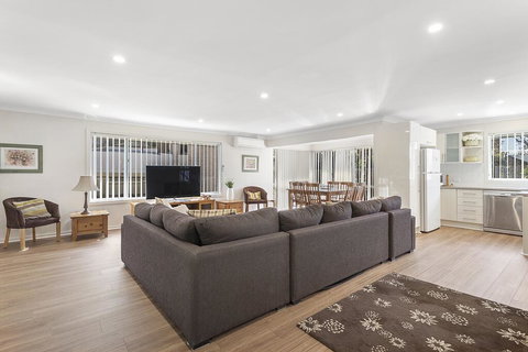 Bay Serene, 15 Mistral Close - Accommodation Newcastle 3