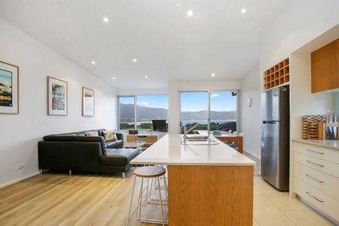 BAY VUE - Top Floor Apartment, Amazing Views! - Accommodation Newcastle 3