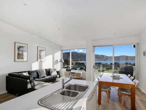 BAY VUE - Top Floor Apartment, Amazing Views! - Accommodation Newcastle 0