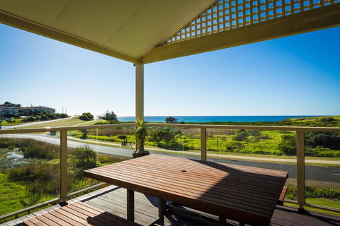Beach Breakers Apartment - Stunning Views - Accommodation Newcastle 1