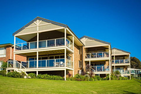 Beach Breakers Apartment - Stunning Views - Accommodation Newcastle 2