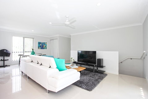 Beach Breeze Holiday House - Accommodation Newcastle 2