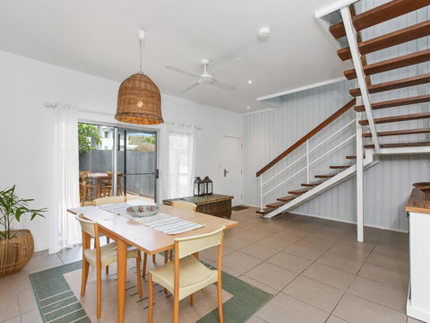 BEACH HOUSE ON PEARL - Accommodation Newcastle 3