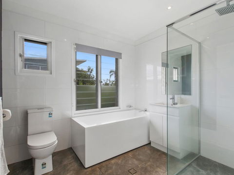BEACH HOUSE ON PEARL - Accommodation Newcastle 0