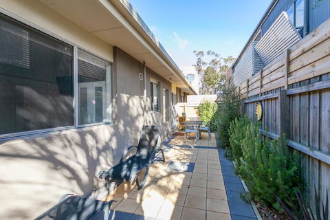 Beach Road Classic 3-10 - Accommodation Newcastle 2