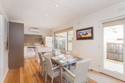 Beach Road Classic 3-10 - Accommodation Newcastle 3
