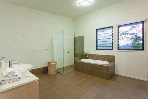 Beach Road Holiday Homes - Accommodation Newcastle 1