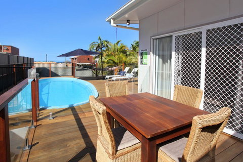 BEACH, SHOPS & FABULOUS VACATION HOME! - Accommodation Newcastle 0