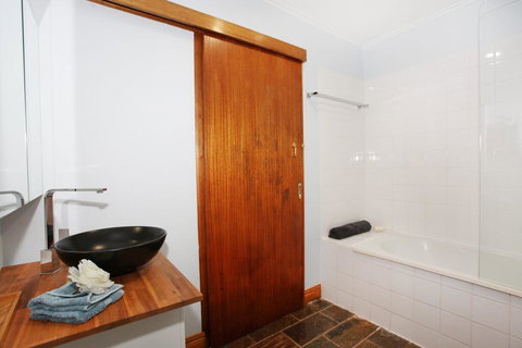 BEACH, SHOPS & FABULOUS VACATION HOME! - Accommodation Newcastle 2