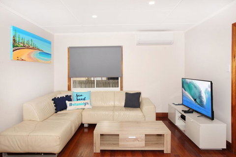 BEACH, SHOPS & FABULOUS VACATION HOME! - Accommodation Newcastle 3