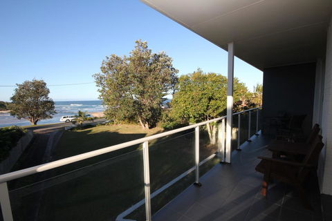 BEACHFRONT 3- 3/12 Bundella Ave LC - Accommodation Newcastle 0