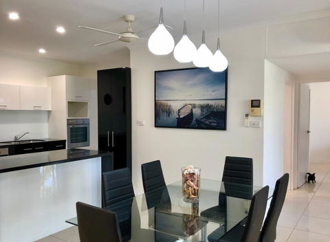 Beachfront Apartment- Paringa - Accommodation Newcastle 1