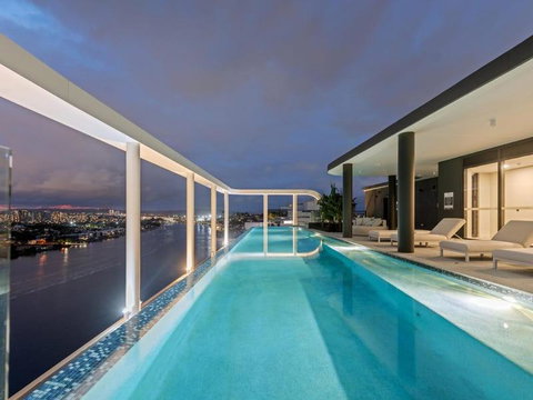 Rivello Apartments - Free Secure Car Park, 6km To City, Ferry Terminal, Eat Street, Rooftop Pool, Sauna, Portside Dinning - Accommodation Newcastle 0