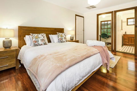 Redgum-Retreat, 4Bdrm Sleeps 8 Wildlife - Accommodation Newcastle 1