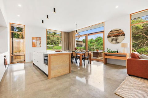 REFRESH At Lonnie - Accommodation Newcastle 2