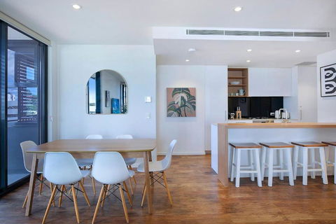 Regatta Hideaway - A Breezy Balcony Residence - Accommodation Newcastle 2