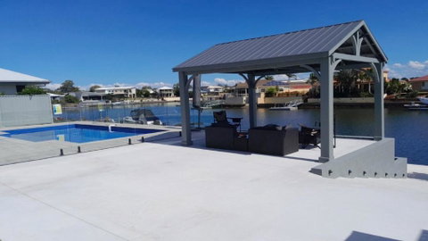 Relax Poolside By The Canal - Accommodation Newcastle 1