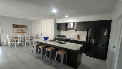 Relax Poolside By The Canal - Accommodation Newcastle 2