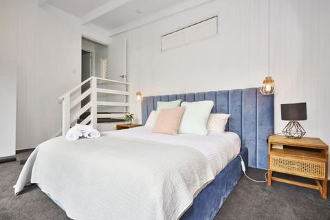 Renovated 5 Bedroom Retreat With Deck Fireplace - Accommodation Newcastle 3