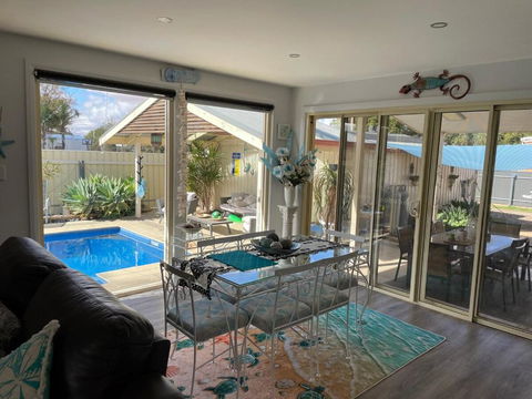 Resort On Morgan With Beautiful Private Pool, Pet Friendly - Accommodation Newcastle 2