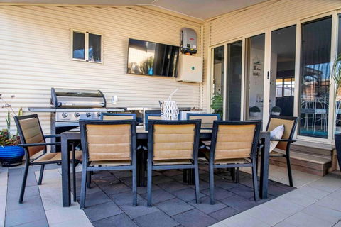Resort On Morgan With Beautiful Private Pool, Pet Friendly - Accommodation Newcastle 3