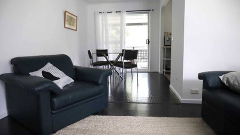 Retro Beach House - Macmasters Beach - Accommodation Newcastle 2
