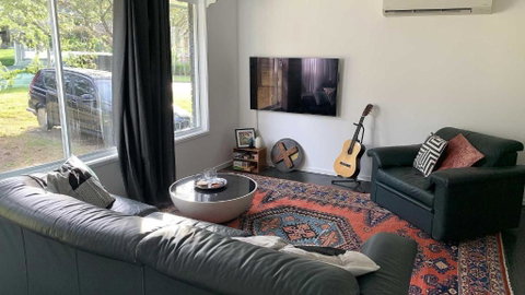 Retro Beach House - Macmasters Beach - Accommodation Newcastle 1