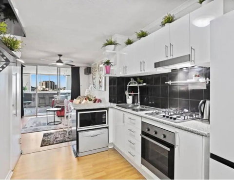 Retro Chic Vibes, Tropical Pool & Prime Location - Accommodation Newcastle 3