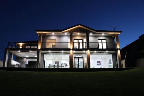 River Devine - Accommodation Newcastle 2