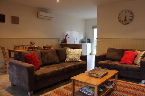 River Rock Cottage Centrally Located And Dog Friendly - Accommodation Newcastle 0
