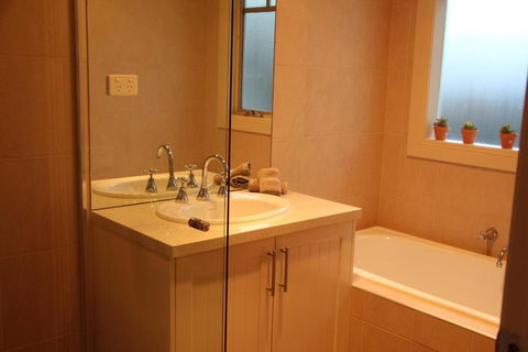 River Rock Cottage Centrally Located And Dog Friendly - Accommodation Newcastle 3