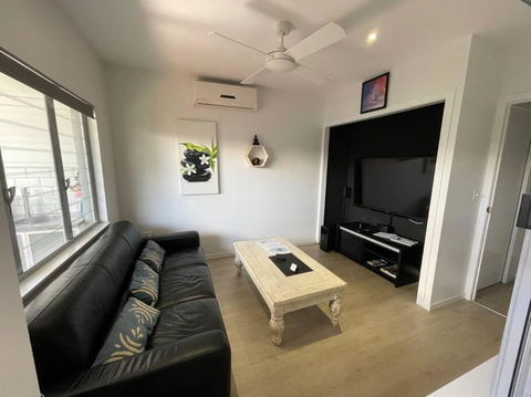 Relax At Trinity Beach Getaway, Blue Lagoon, Trinity Beach - Accommodation Newcastle 2