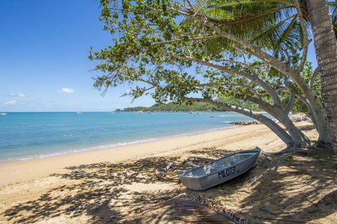 SAILS 9 Beachfront Getaway Horseshoe Bay - Accommodation Newcastle 1