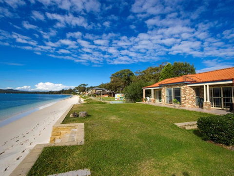 Salamander Beach Front - Accommodation Newcastle 0