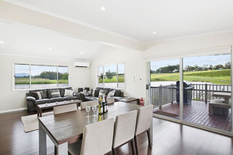 Romantic Lakehouse Set In A Private Vineyard In The Hunter Valley - Accommodation Newcastle 2