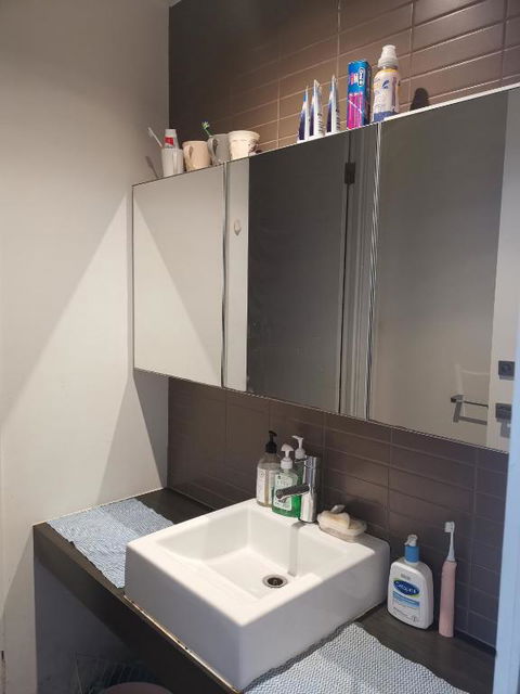 Room With King-size Bed Close To Melbourne CBD & Southern Cross Station - Accommodation Newcastle 2