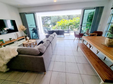 Rosalynda- Luxury Beachfront 3 BR Townhouse - Accommodation Newcastle 3