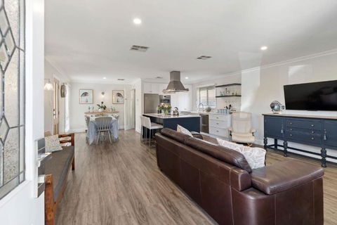 Rose Cottage 3B Hutchinson St Goolwa - Linen Included - Accommodation Newcastle 2