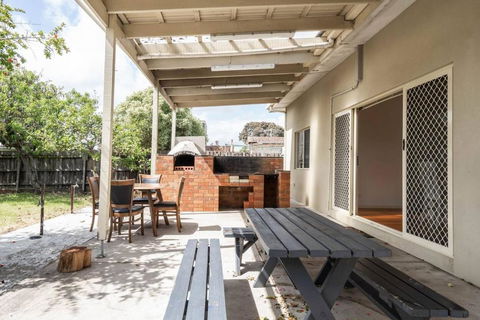 Rosebud Reset - A Beachside Group Getaway - Accommodation Newcastle 3