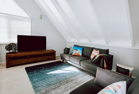 Rosella - Accommodation Newcastle 3