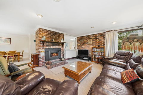 Rosella Retreat - Accommodation Newcastle 0