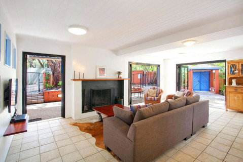 Ross Cres Spacious Private Beach House - Accommodation Newcastle 1
