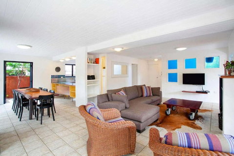Ross Cres Spacious Private Beach House - Accommodation Newcastle 2