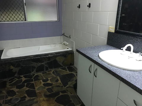 Royal Palm Cottage, Entire Two Bedroom 2 Bathroom House With Pool - Accommodation Newcastle 3