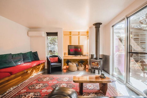 Runawaytomaleny - Accommodation Newcastle 2