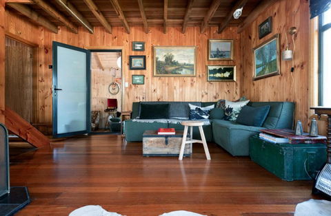Rustic Barn By The Bay - Accommodation Newcastle 1